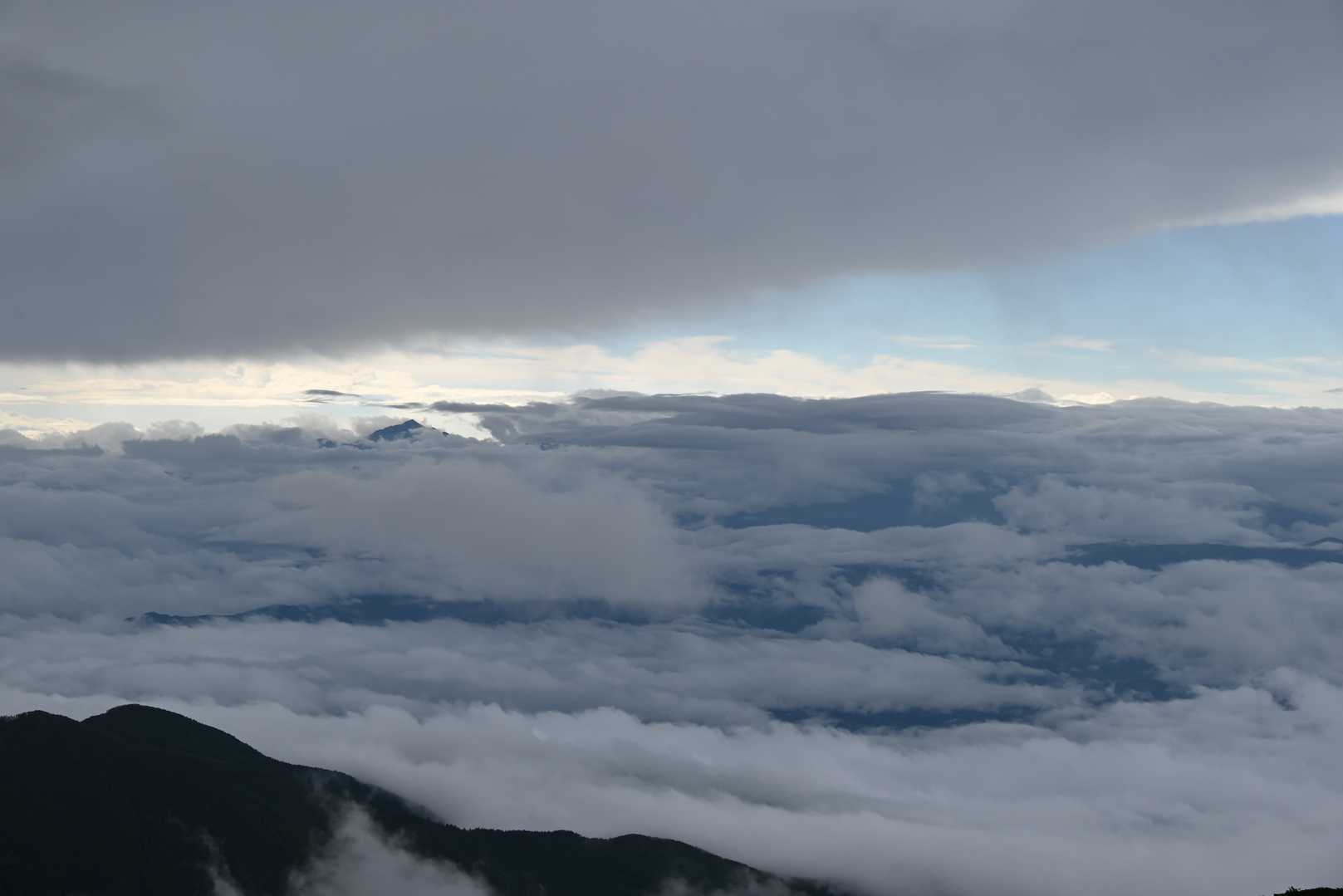 空の様子が少し変わって来ました　
これから良くなるかな・・・(?´.ω.)(.ω.｀?)