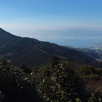 三ノ岳山頂から熊ノ岳(二ノ岳)と普賢岳の山頂部がぼんやり見えた