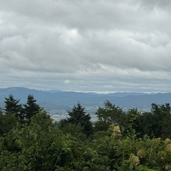 夕張岳見えず