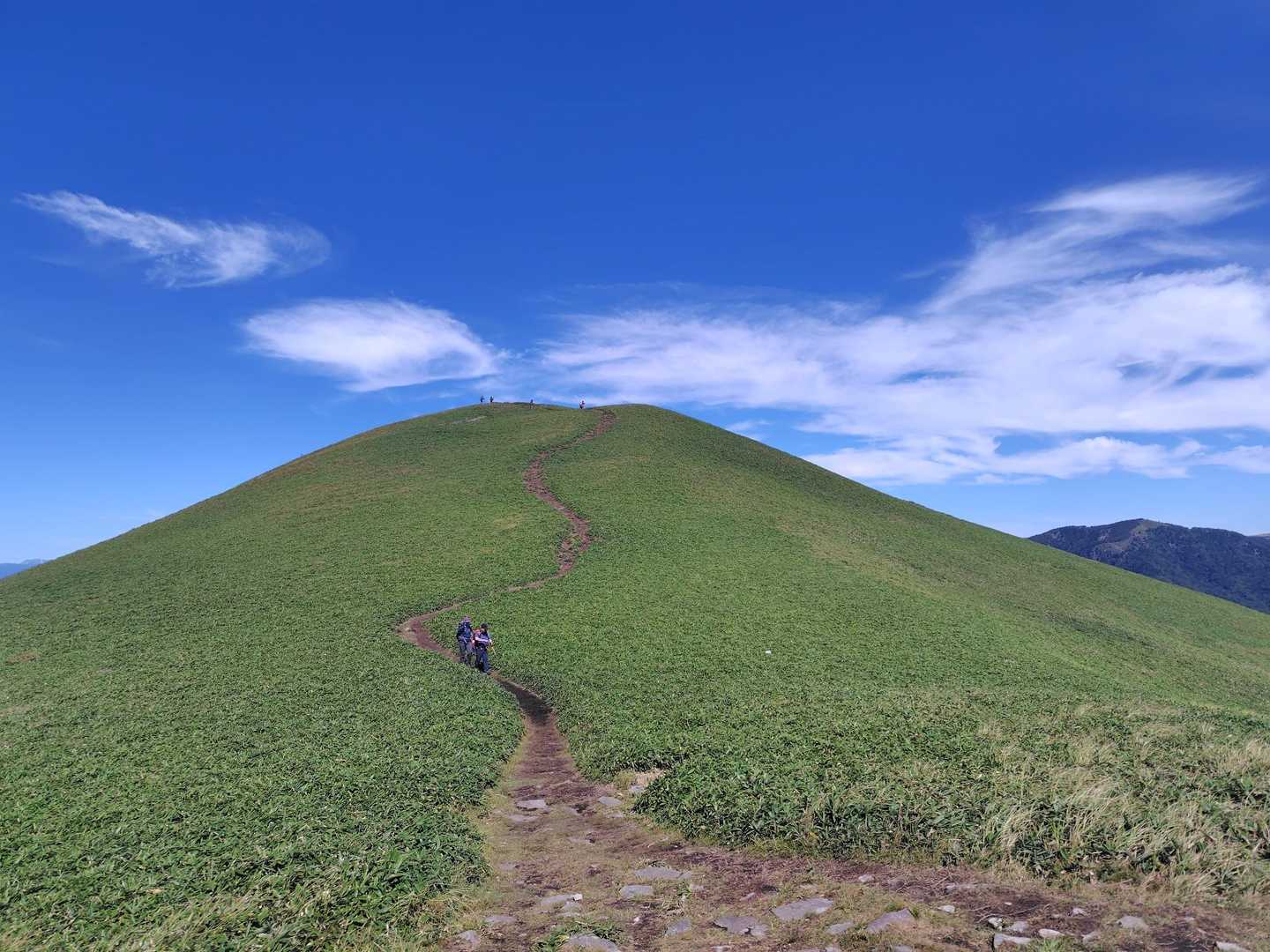 三峰山 | なだらかな笹原にそびえる全方位の展望峰へ、古道・中山道の最高地点からの写真