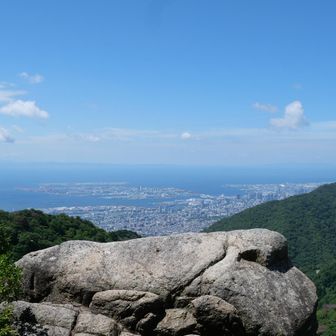 本日の目的地
堡塁岩　の横の岩場

風が強く、突風で帽子を吹き飛ばされ、谷底に滑落し救出不能に・・・