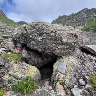 坊主の岩小屋