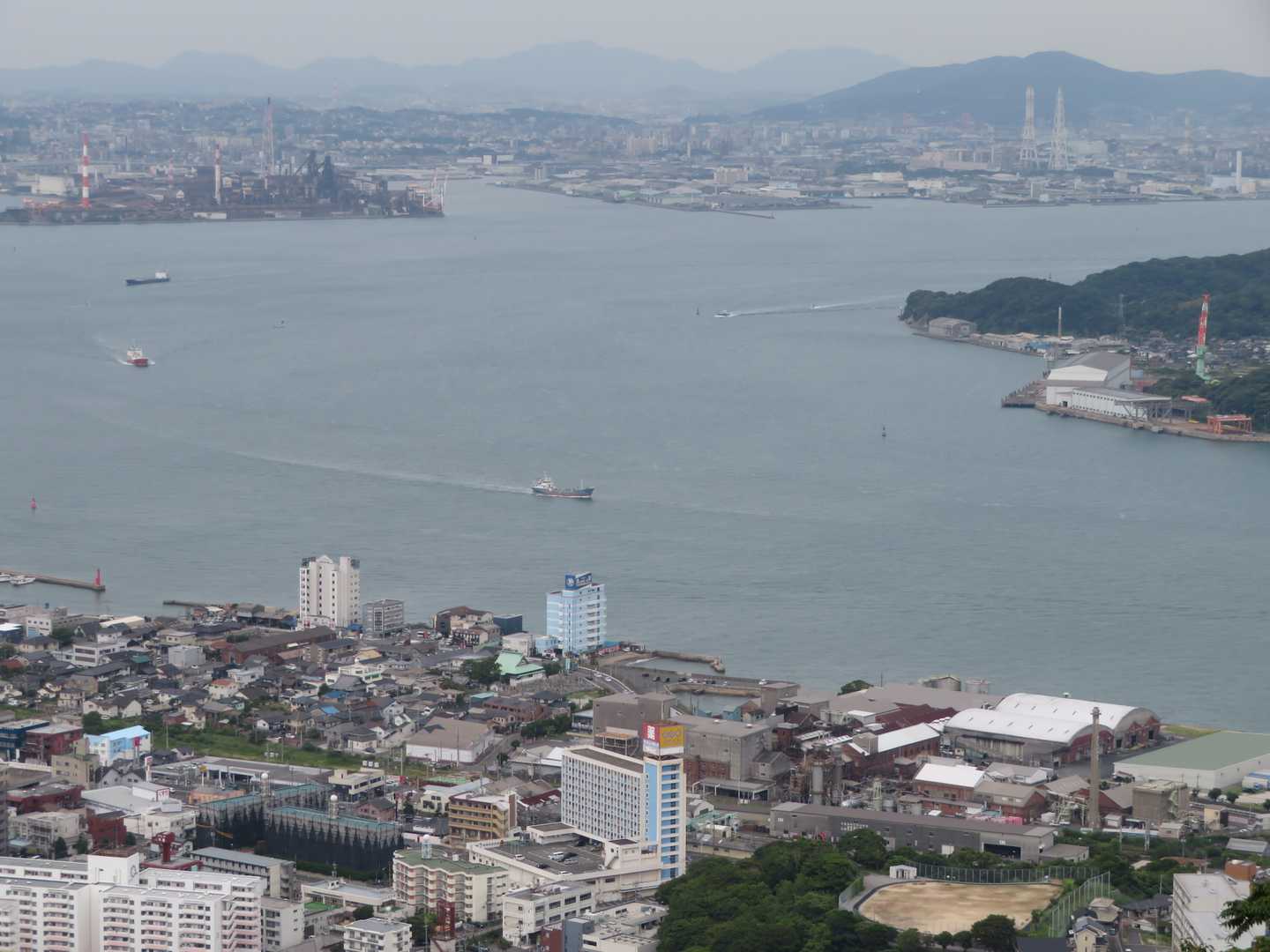 船がたくさん行き交ってます。