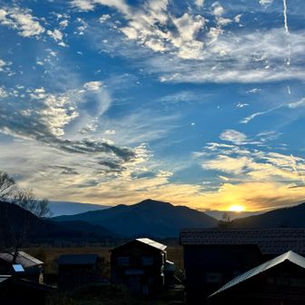 小屋から見た夕日🌅　あぁ暮れてゆく。。