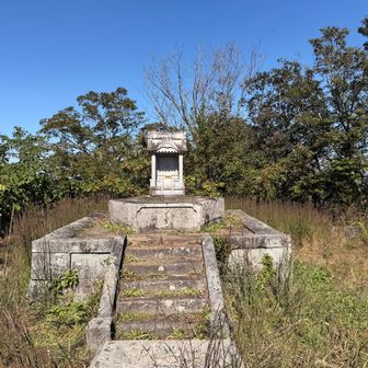 足尾山の山頂に着きました。
山名の書いた板は探したのですが無さそうでした。

YAMAPでも山名が表示されないので、あれ？と思ったのですが、地図の切り替えが必要でした。
加波山の方の地図に切り替えました。
