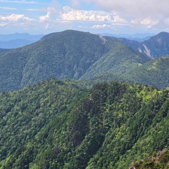 釈迦ヶ岳方面が見えてます。