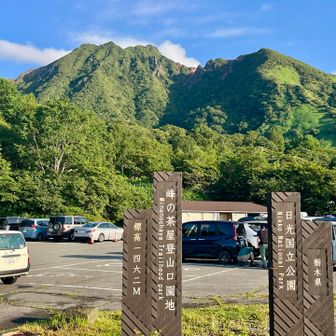 峰の茶屋駐車場からスタート！！
今日は駐車場が比較的空いてました。