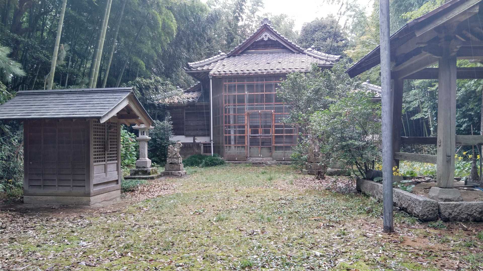 出た〰️頂上！妙見堂でお参りします！　　ん？雨がやんだ！？👀　降りると～