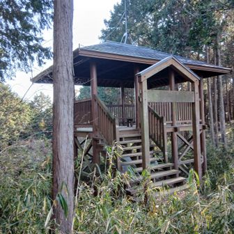 立派な東屋があるがあまり眺望がよくないので昼飯は次の東屋まで我慢