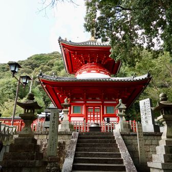 お寺を下りて行く