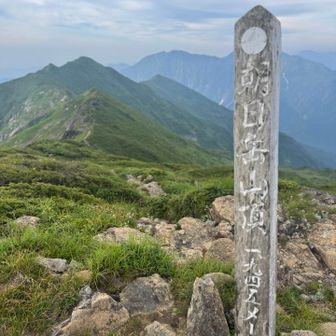 朝日岳に到着です。
冬とは全然印象が違いますね。
