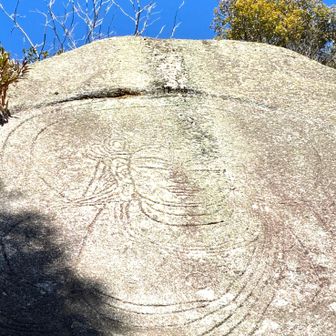 虚空蔵磨崖仏。
寺伝では弘法大師・空海が一夜にして彫りあげたと伝わりますが、本尊と同じく奈良時代の渡来人の作とも平安時代の作ともいわれているそう