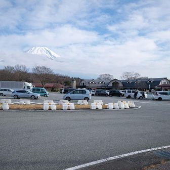 道の駅に帰還。何を思ったか、駐車してる車の間を縫って走るスーパーデンジャラス富士山ナンバーの車がいてビビった。静岡県民恐るべし。