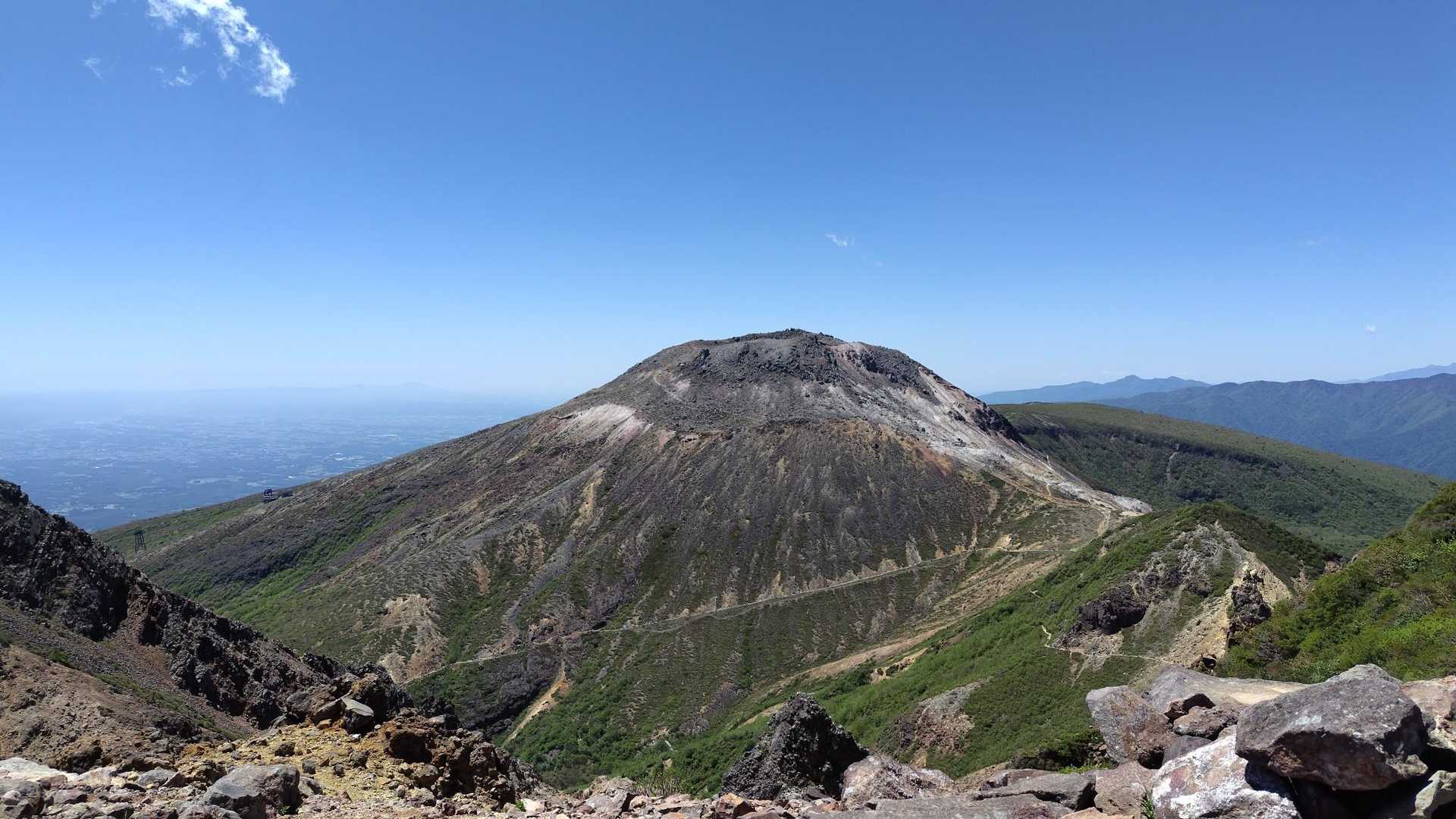 那須の雄大な山並みを一望、なだらかな緑の絨毯をのんびり進む雲上の旅の写真