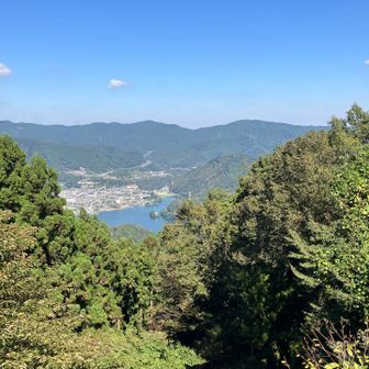 大明神展望台より正面が景信山、右が小仏城山（おそらく）