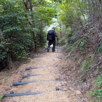 長い下りの階段