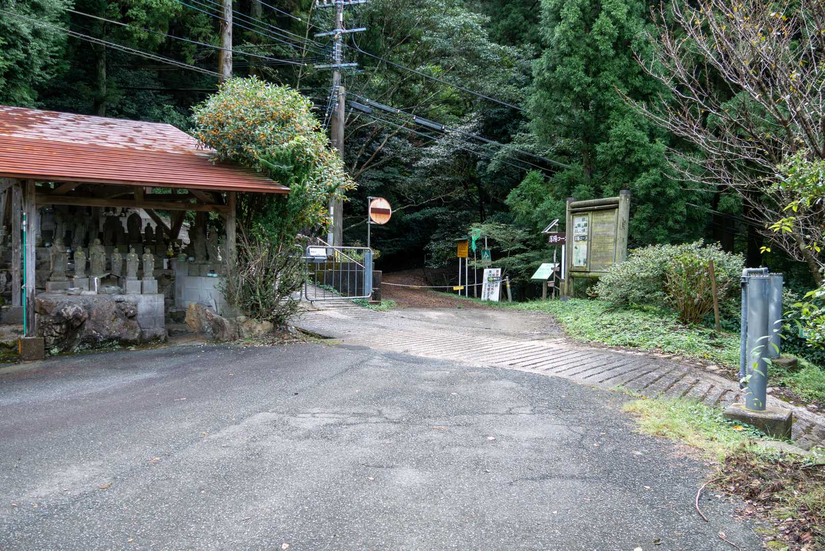 下の奥の院駐車場からスタート