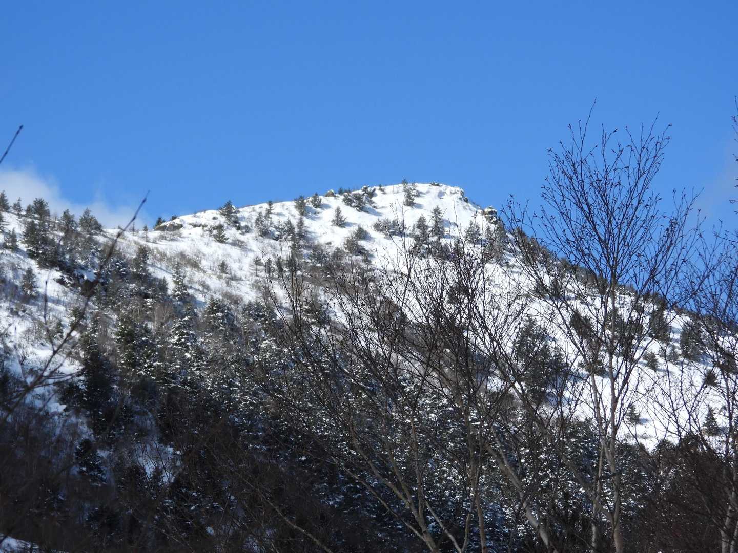 しばらく歩くと、今日の目的地である小烏帽子岳が見えてきました。