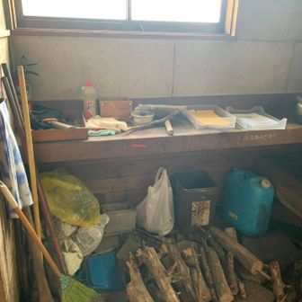 避難小屋内部。
ここは土足で入れます。