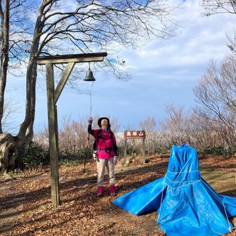 山頂到着🔔を鳴らし🐻払い🔔
虚空蔵手前で地元の8人ぐらいの人達が
お地蔵さんの冬囲いしてくれたそうです☃️
ありがとうございます😊
