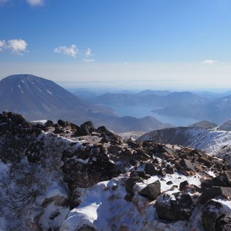 男体山と中禅寺湖