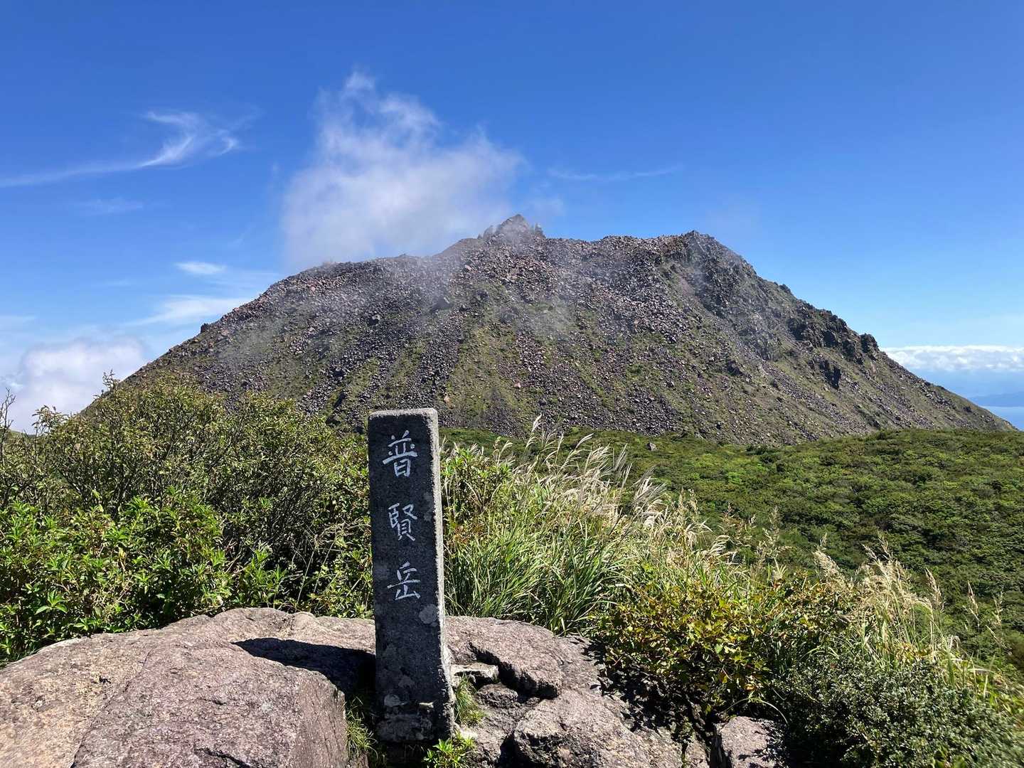 カバー写真用に

ガスかと思ったら薄っすら噴煙だった🌋