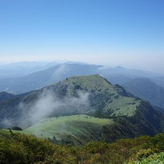 ここから見下ろす堂ヶ森への稜線もまた素晴らしい