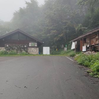 タクシーが迎えに来る所まで歩きます。