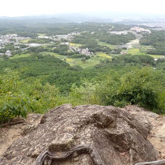 山頂岩場で休んでいると爽やかな風が吹く。