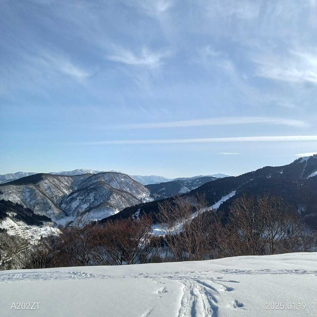 白木峰、金剛堂山かな？

風も無く穏やかな1日で暑くて汗掻きまくりました^^;
無事下りてきました。ありがとうございました(_ _)