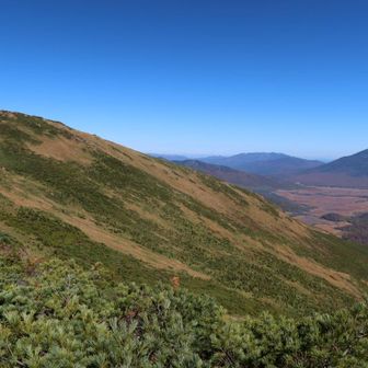 小至仏山山頂も激混みでしたが、至仏山と尾瀬を挟んで燧ヶ岳が一望できます