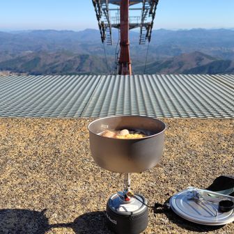 すばらしい景色を見ながら汁まで飲み干します。
このおでんの汁は飲むのが前提なのか、ずいぶん薄味で飲みやすいです。
「純農 手軽におでん！ 鰹節屋さんの贅沢だしおでん」（720円）