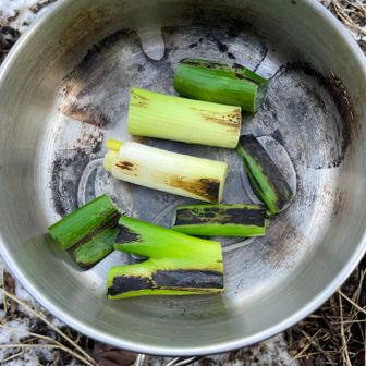 まずはネギに焼き目をつけて