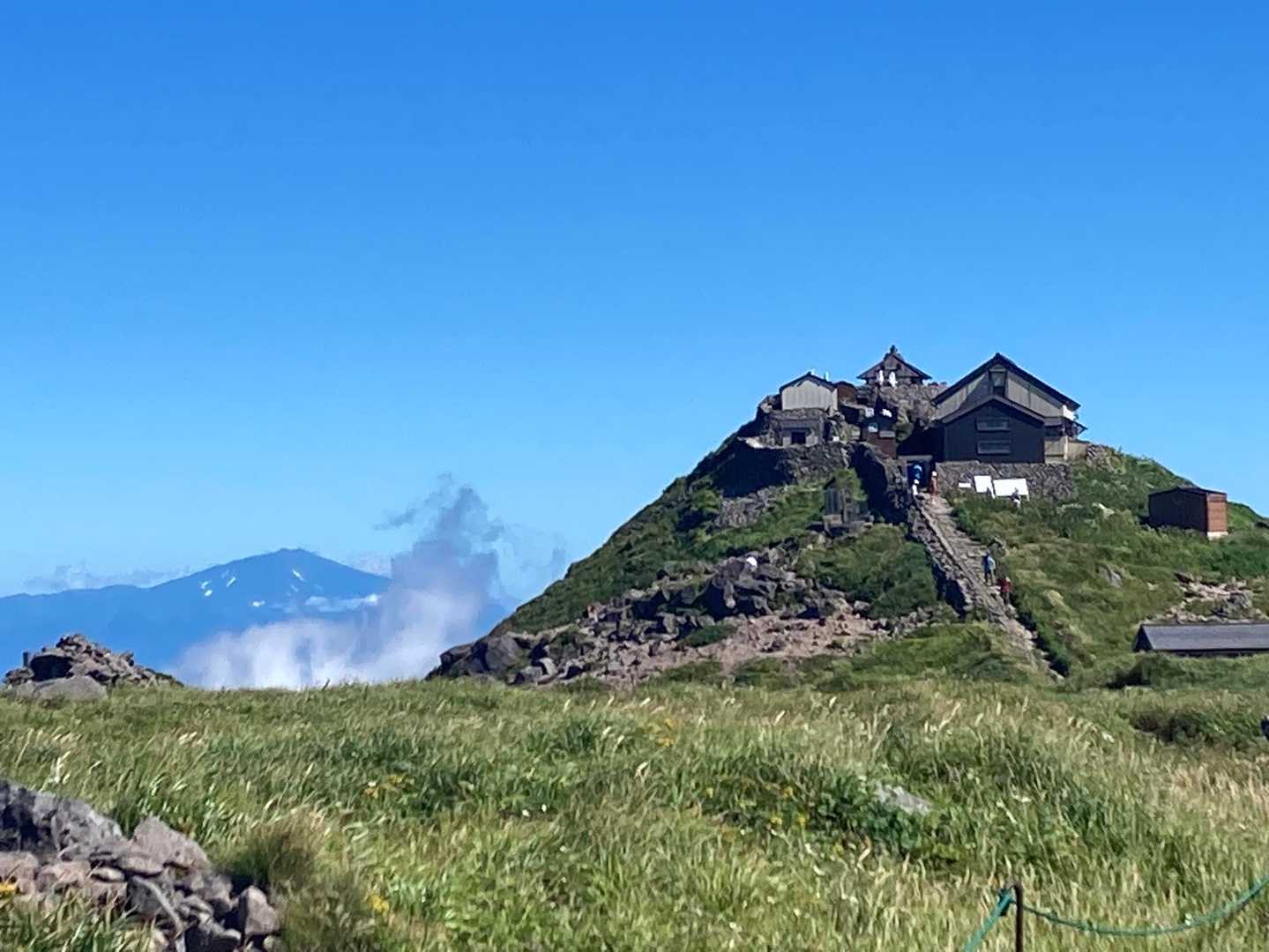 月山神社本宮と月山頂上小屋。
