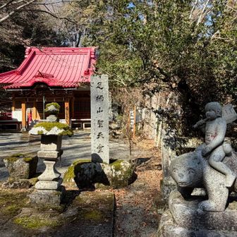 足柄山聖天堂の入口に金太郎の銅像