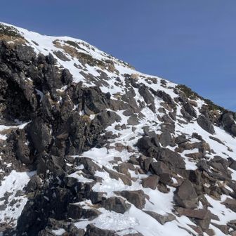岩の間に雪のステップあります