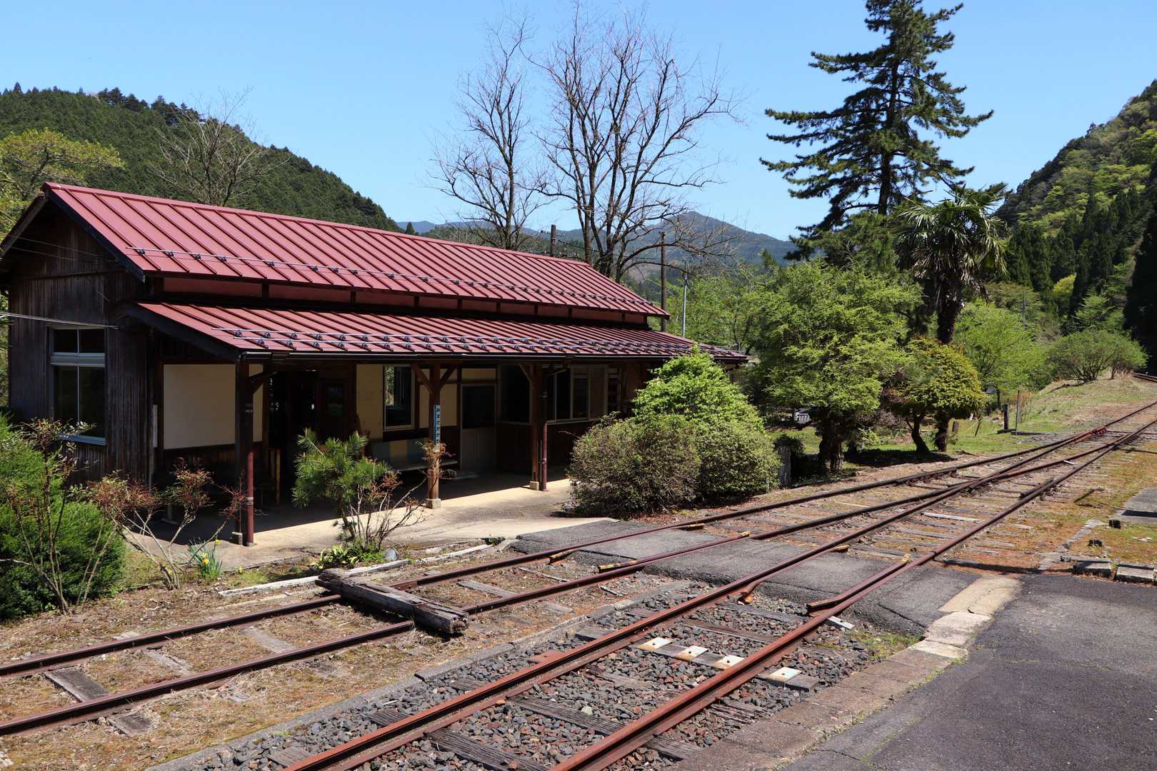 駅舎へ向かいます
無人駅です