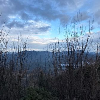 反対側は木が邪魔だな。
風が有り結構寒いので、少しだけ休憩して進んで行く。

