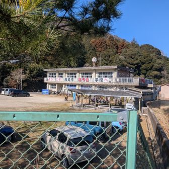 下山して、ホタルの学校へ🏫
ここは休憩所になってました。運動場が駐車場になってます。トイレはリフォームされてるみたいで綺麗。