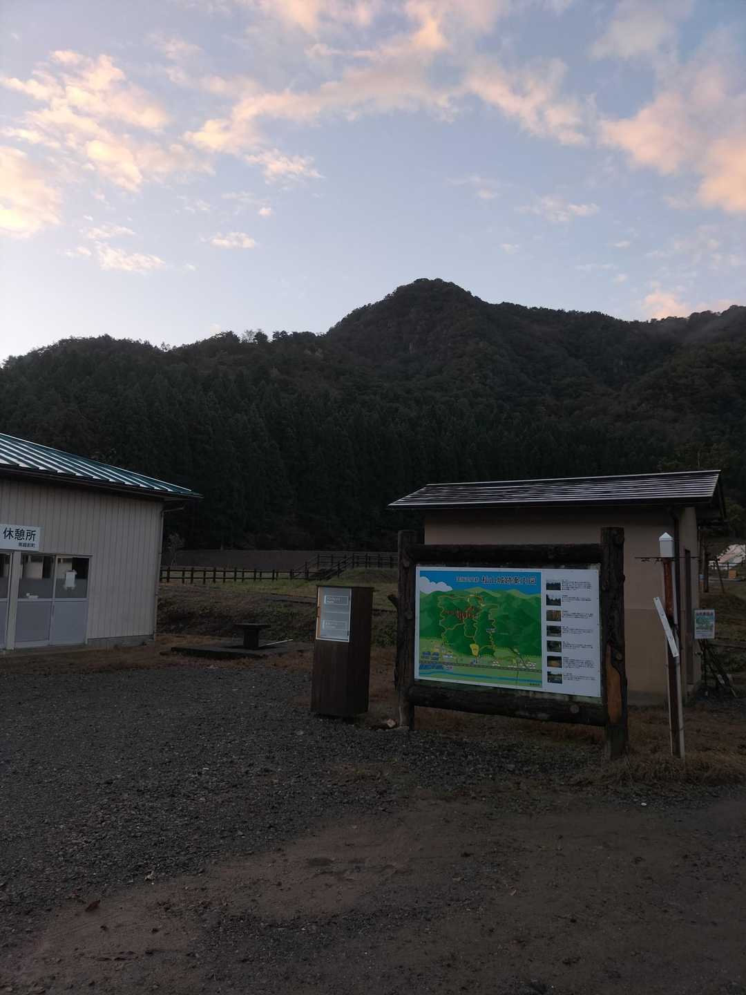 登りは第二登山口から。休憩所やトイレがあるのはいいんですが、ここにある駐車場は工事中なので近くの路肩に停めました🚗