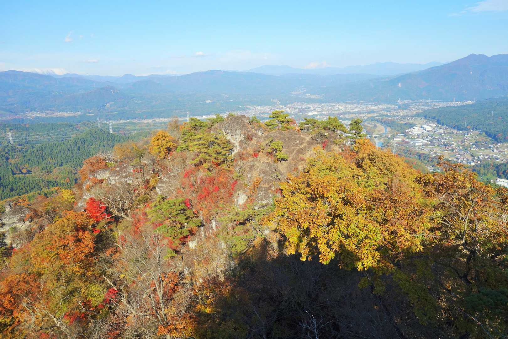 山頂東側の展望台付近。