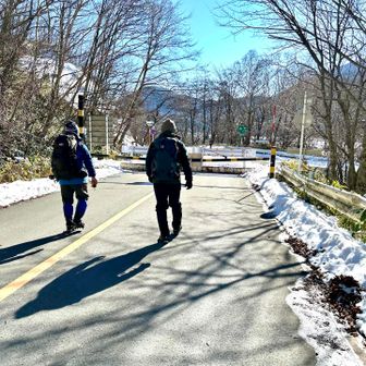 なが〜い車道歩(｡´-д-)疲れた。。

やっと登山口のゲートの到着！