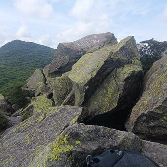 ゴツゴツしてる。この後、３名の方が登ってこられました。今日は人気な天狗岩