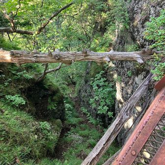 橋の下は断崖絶壁