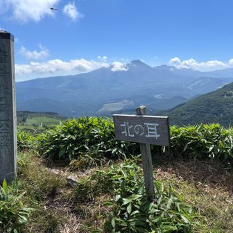 北の耳山頂。後方には八ヶ岳が望める。
