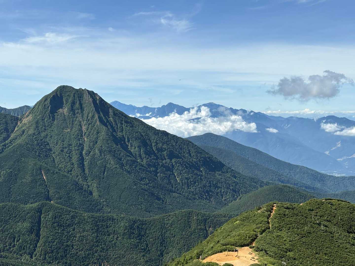 阿弥陀岳の裾奥に見えた北岳ー甲斐駒ヶ岳ー仙丈ヶ岳⛰️