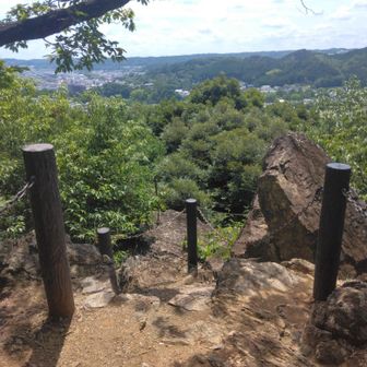 天覧山。鎖場、岩もデカい！