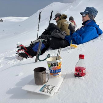 男女岳見ながらランチ
今日もシーフードヌードル🍜
うまい