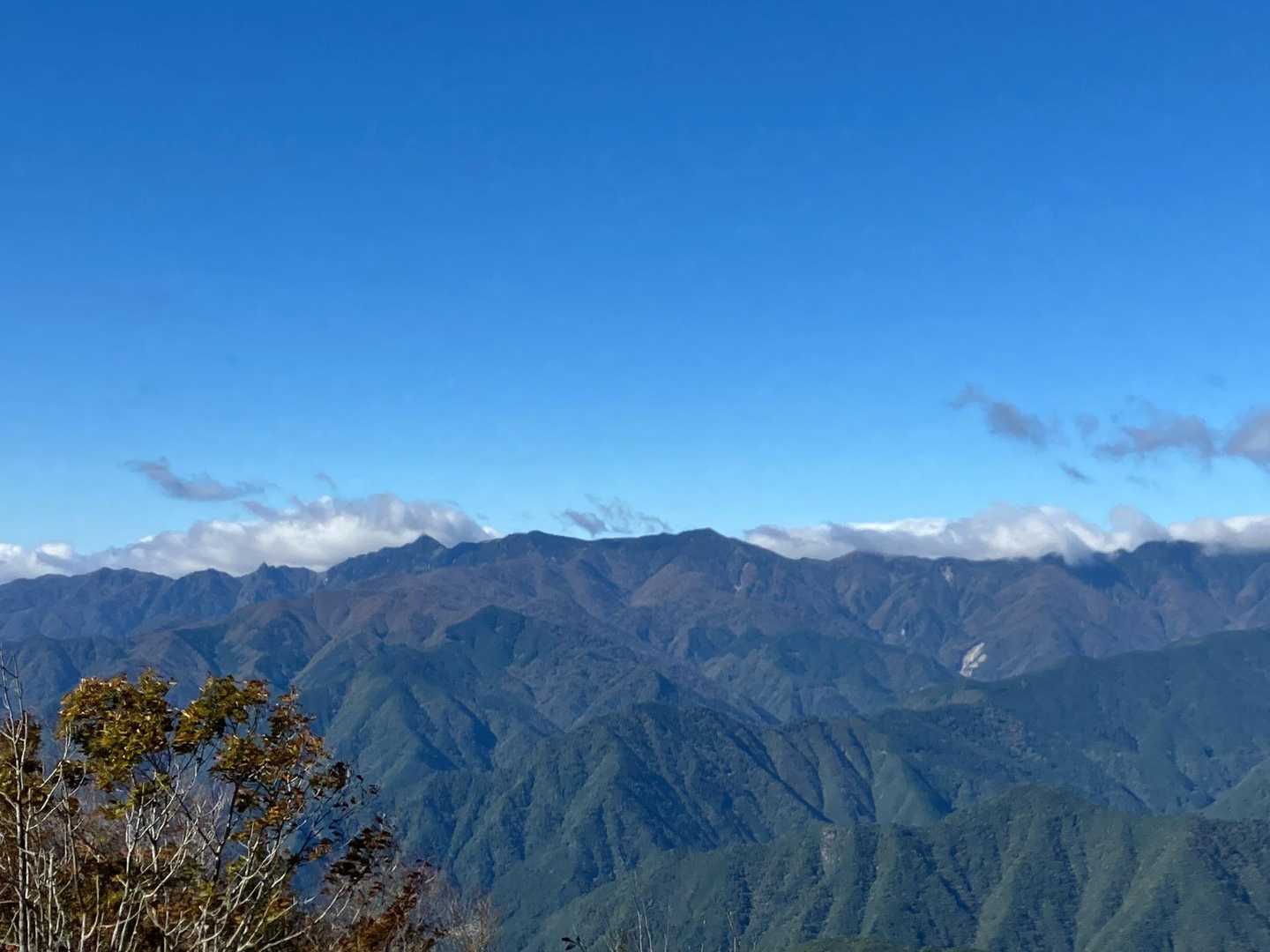 大峰山脈　左から大日岳釈迦ヶ岳
