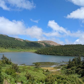 階段を登りきると
鎌池と一切経山方面👍👍🔵